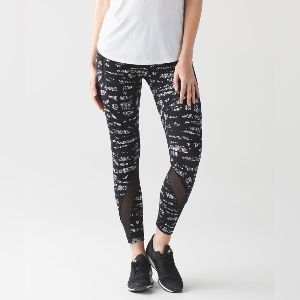 Lululemon Inspire Tight II in Graf Black White / Black Size 8